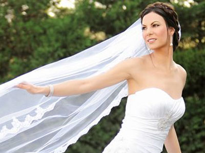 Πρόβα νυφικού για την Εύη Βατίδου